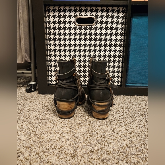 Freebird by Steven - Crue in Black Distressed Size 6 - Picture 2 of 6